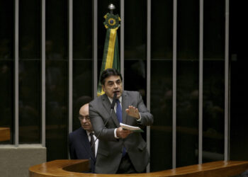 Deputados protocolam PEC que permite derrubada de decisões do STF