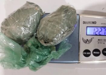 Jovem procura polícia para recuperar telefone penhorado por traficante de drogas