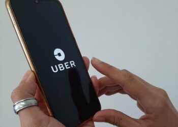 Justiça multa Uber em R$ 1 bi e manda empresa registrar motoristas