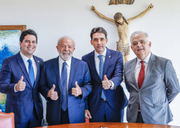 Lula dá posse a três ministros e cria ministério para pequena empresa