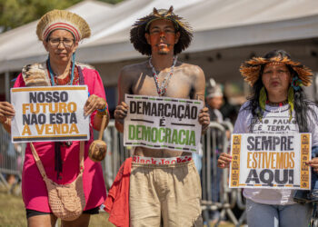 Povos indígenas marcham em Brasília contra marco temporal