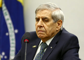 Zanin nega pedido do general Heleno de faltar a depoimento à CPMI