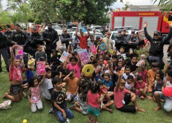 Crianças do Centro de Convivência Dona Zezé aproveitam tarde de festa com brincadeiras, presentes, doces e lanches