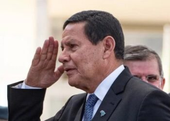 Mouro apresenta projeto para anistiar golpistas condenados