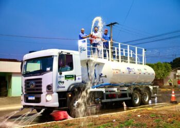 Novo caminhão pipa chega para agilizar trabalhos da Secretaria de Infraestrutura