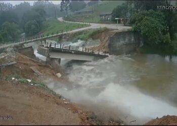 Câmera flagra queda de ponte com fortes chuvas na Grande Florianópolis; VÍDEO