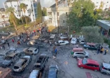 Você viu? Diferentes versões sobre explosão em hospital de Gaza, furto de metralhadoras, 'previsões' de robô para 2023 e o caju 'invertido' que virou meme