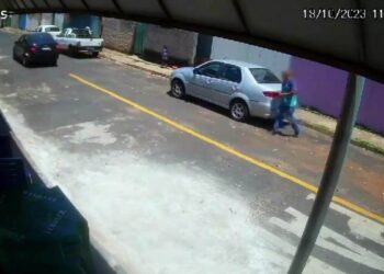 Mãe de menino de 3 anos que saiu da escola sem ninguém perceber diz que instituição foi negligente: 'Acredito que sequer deram falta dele'