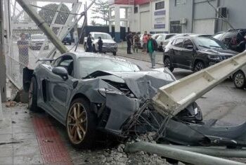 Porsche de R$ 1 milho bate em poste e parte poste ao meio