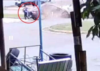 Homem fura preferencial, bate em carro e quase atinge pedestres