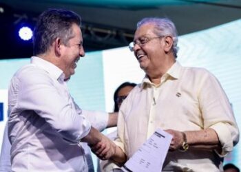 Senador elogia poltica municipalista com entrega de mquinas