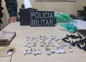 Mulher é presa e menor apreendida por suspeita de tráfico de drogas, em Óbidos