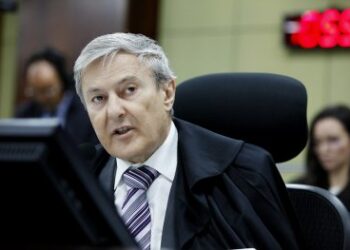 TCE suspende compras de cadeiras por prefeitura em MT