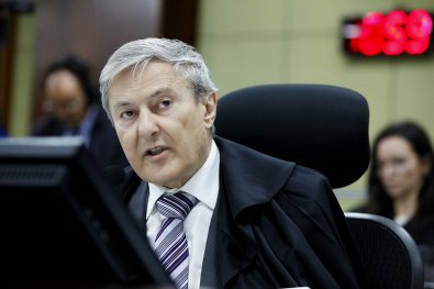 TCE suspende compras de cadeiras por prefeitura em MT