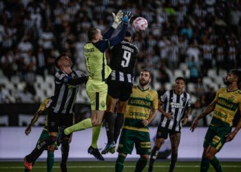 Walter faz "milagres" e Cuiabá vence o líder Botafogo por 1 a 0