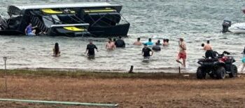 Vendaval no Manso vira barco lotado de adultos e crianas; veja vdeos