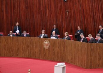 TSE suspende julgamento de Bolsonaro por abuso de poder nas eleições