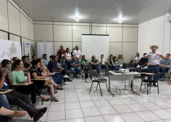 Servidor efetivo assume interinamente Secretaria de Saúde; prefeito faz reunião com equipe da pasta