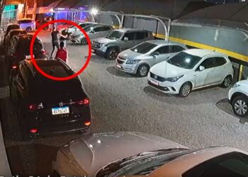 Homens brigam em estacionamento perto de casa noturna