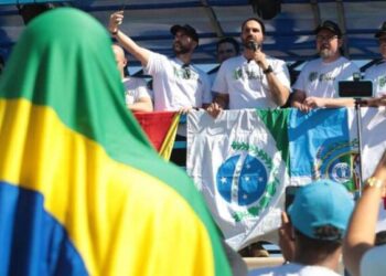 Eduardo Bolsonaro é alvo de processo de professores por compará-los a traficantes de drogas