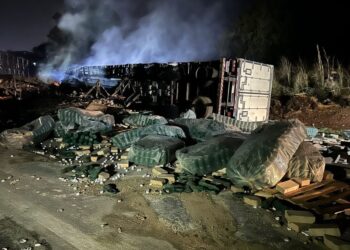 Carretas pegam fogo após colisão e caminhoneiro morre em VG