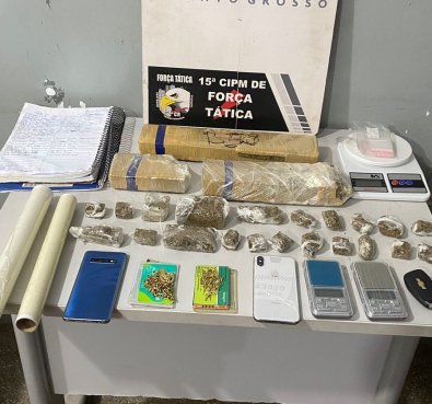 Traficantes so presos entregando drogas em carro de aplicativo em