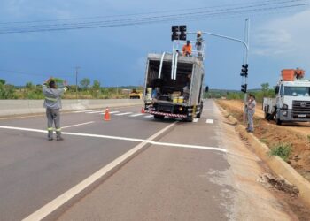 Prefeitura de Barra do Garças inicia instalação de semáforo em travessia no Anel Viário.