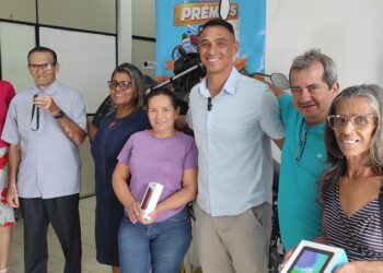 Prefeito Ricardo Galvão entrega premiação do IPTU Premiado de Aragarças.