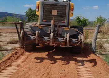 Porteira Adentro: Mais de 50 km de estradas rurais recuperadas na região do Assentamento Serra Verde.