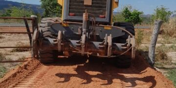 Porteira Adentro: Mais de 50 km de estradas rurais recuperadas na região do Assentamento Serra Verde.