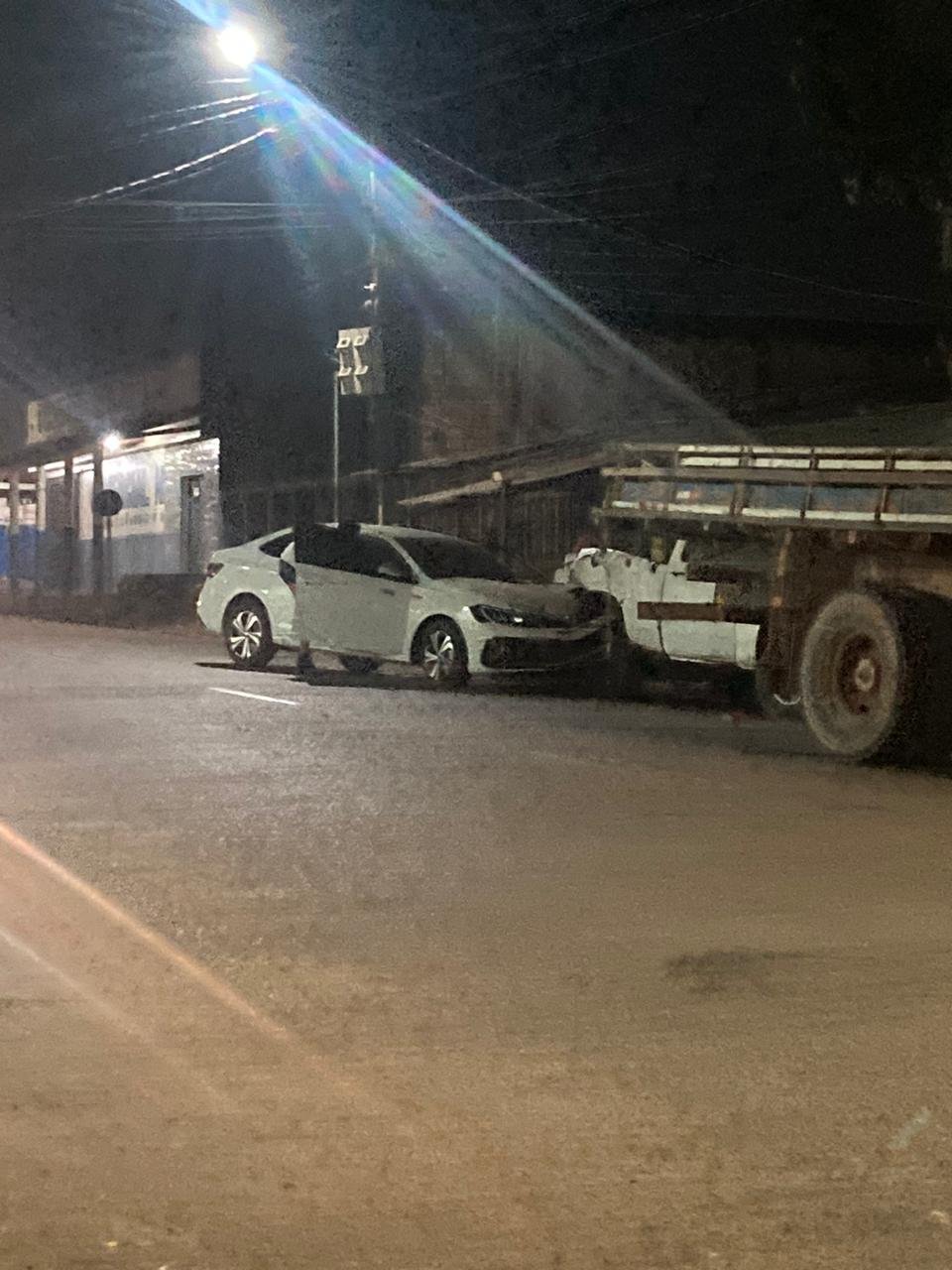 Veículo colide na traseira de caminhonete estacionada em Itaituba, no