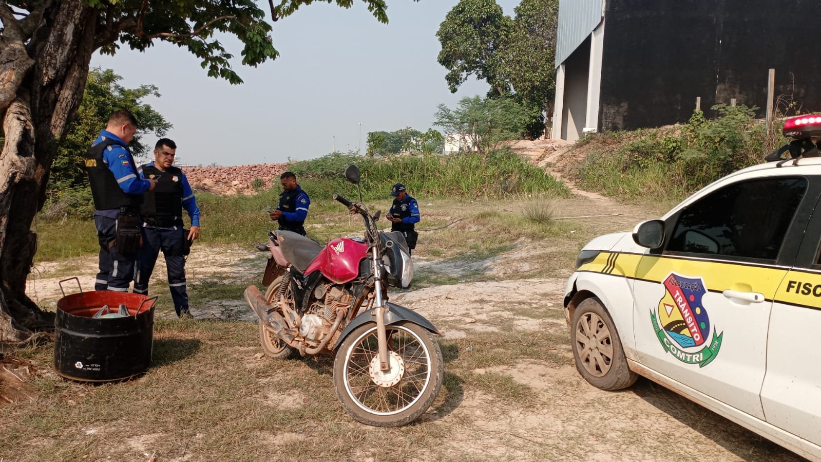 Agentes da COMTRI recuperam motocicleta roubada