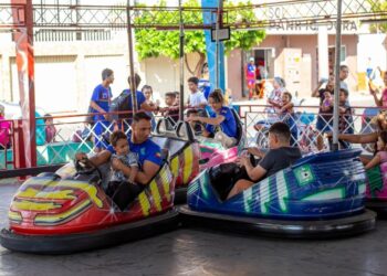Prefeito Ricardo e Raqueline se divertem com garotada na Festa das Crianças de Aragarças.