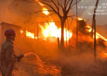 Bombeiros Militares combatem incêndio na zona urbana do município de Rurópolis, no PA
