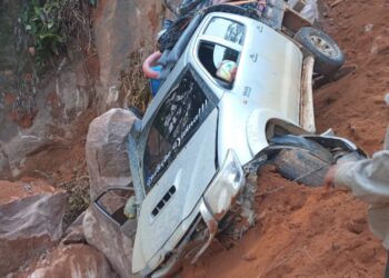 Motorista perde controle de veículo e cai em barranco na região garimpeira