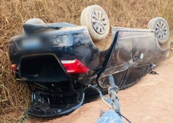 Mulher perde controle de carro e veículo capota na BR-230