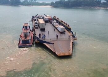 O periodo de estiagem pode paralizar a travessia de veículos no Rio tapajós