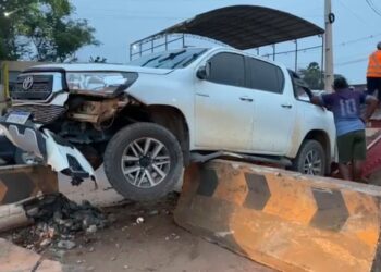 Veículo colide em mureta e derruba poste de iluminação pública na BR-230 em Itaituba