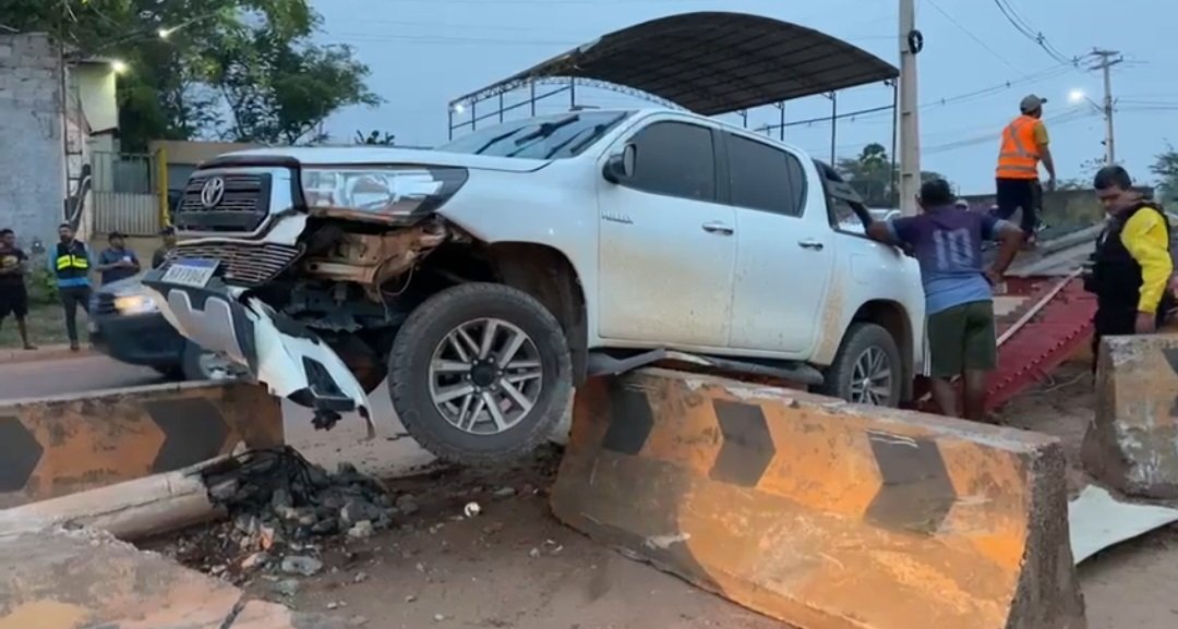 Veículo colide em mureta e derruba poste de iluminação pública