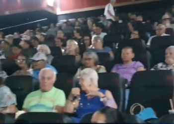 Idosos de Barra do Garças desfrutam de tarde de cinema especial.