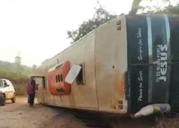 Motorista perde controle de ônibus e tomba na BR-230