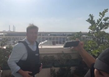 Reprter se assusta com exploso de mssil durante reportagem