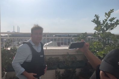 Reprter se assusta com exploso de mssil durante reportagem