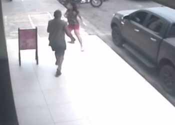 Delegada atira contra idoso após ser agredida; veja vídeos