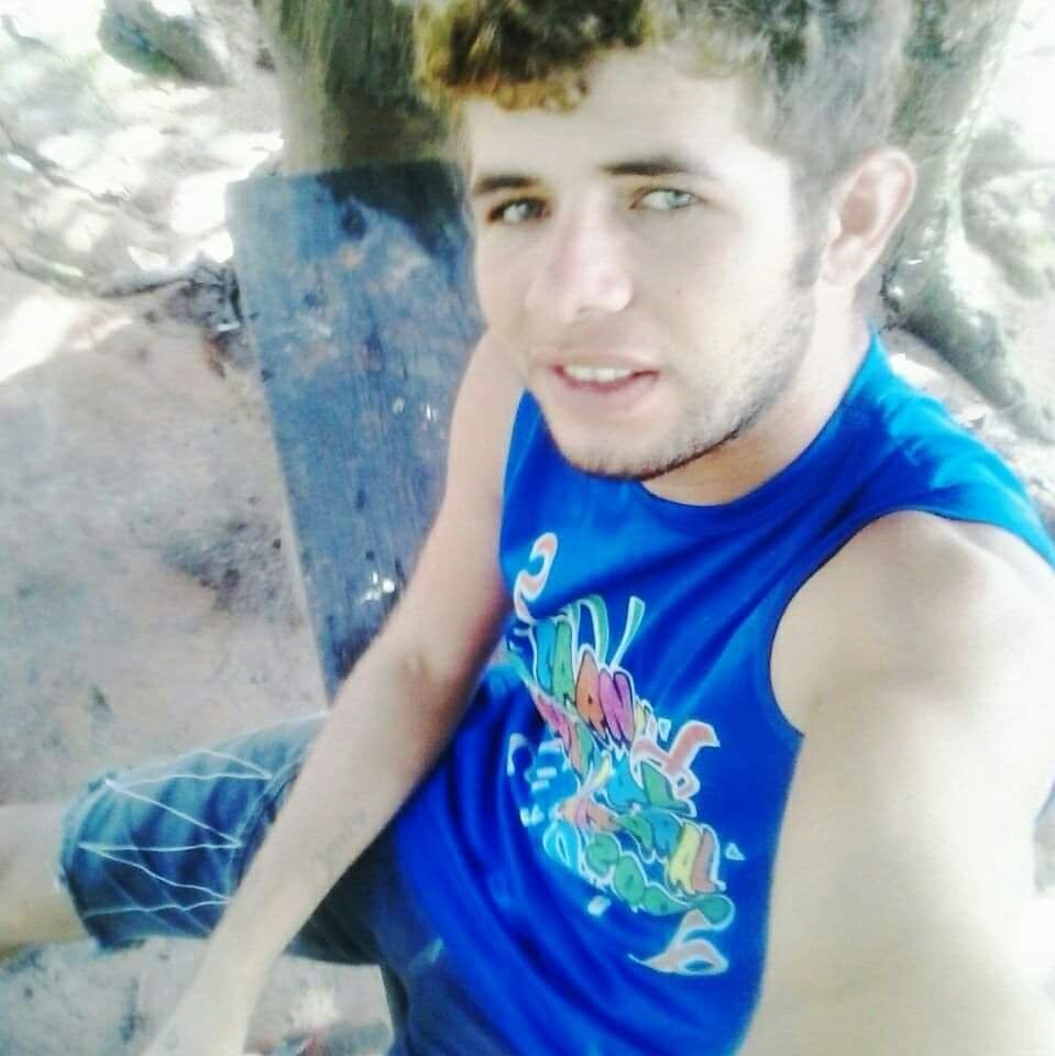Jovem é morto a tiros em frente a sua residência