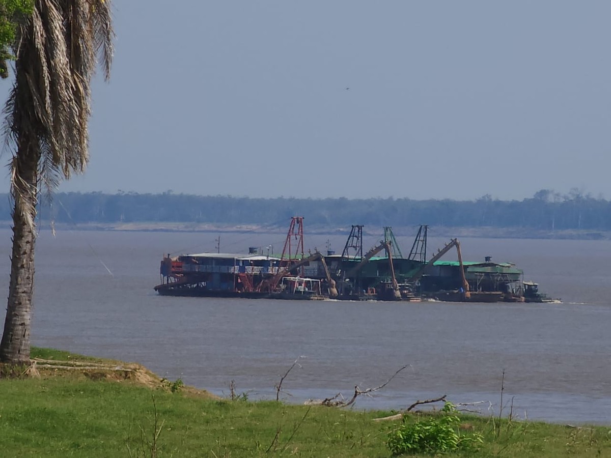 Garimpeiros fogem de fiscalização em Manaus e tentam esconder dragas