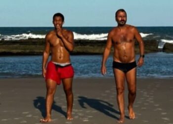 Ator de 60 anos causa furor na web com foto de sunga