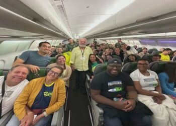 Avião da FAB com 1º grupo de brasileiros resgatados em Israel pousa em Brasília | Política