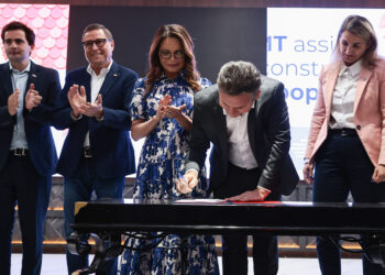 Governo de MT faz repasse para municípios contratarem mão de obra para construção de casas populares