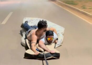 Influencer é preso após ‘surfar’ em colchão puxado por caminhonete em MT